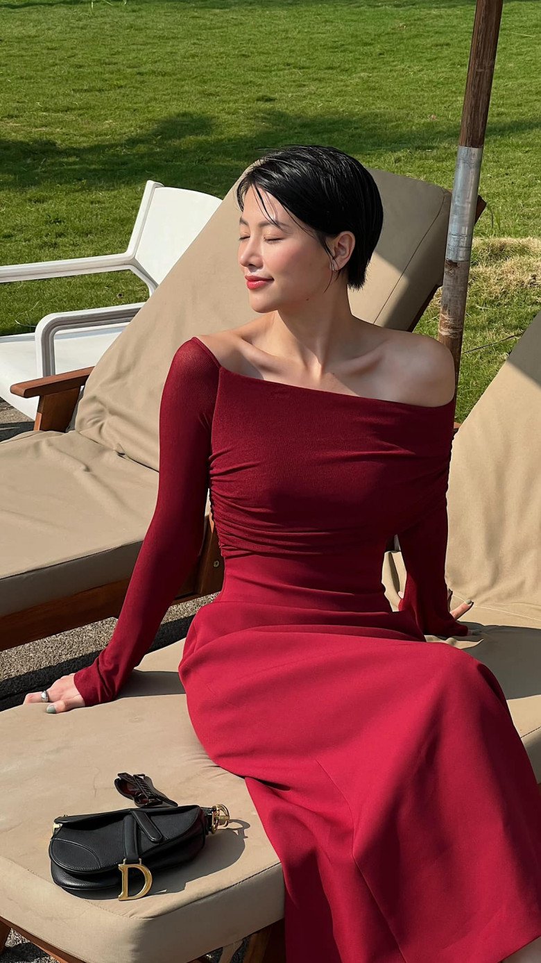 Diện item trễ vai này, Phương Khánh hút mắt với hàng xương quai xanh nữ tính, cầu vai nhọn chuẩn trend vai móc khoá. Thêm vào đó, cô còn níu chặt mắt người xem với vòng eo con kiến.