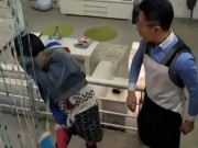 Yêu con - Thấy trên cổ con gái 15 tuổi có vết bầm đỏ, biết lý do người bố nổi giận nhưng sau đó liền im bặt khi đứa trẻ lên tiếng