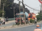 Tin tức - Tài xế bất lực nhìn xe container bốc cháy ngùn ngụt trên cầu ở TP.HCM