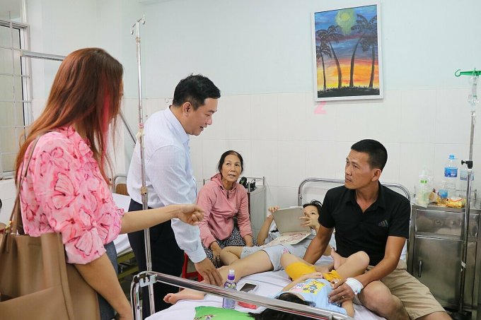 Phó giám đốc Sở Y tế Trịnh Ngọc Hiệp (áo trắng) thăm bệnh nhân ngộ độc điều trị tại Bệnh viện Đa khoa tỉnh Khánh Hòa, ngày 14/3. Ảnh: Kim Ngân