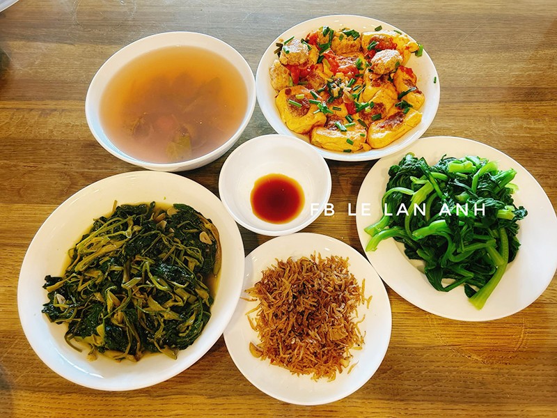 Bữa cơm đơn giản với: Đậu phụ nhồi thịt, cá khô rang, rau luộc.
