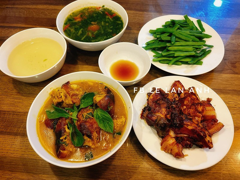 Bữa này hấp dẫn với: Cá kho thịt ba chỉ, chân giò nấu giả cày, đậu luộc, canh cải cúc với thịt.
