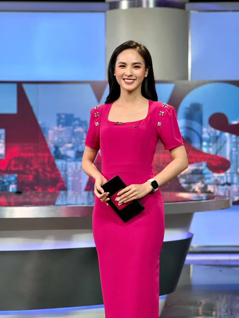 BTV Quỳnh Nga đảm nhiệm dẫn dắt chương trình Chuyển động 24H của nhà đài VTV.