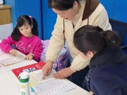 Làm mẹ - Con đi học thường xuyên bị ốm, bố đại gia gây tranh cãi khi cho nghỉ học ở nhà, thuê gia sư về dạy từng môn