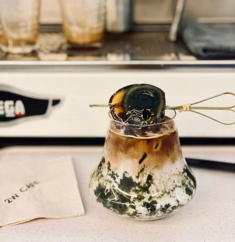 Cà phê trứng bắc thảo - món đồ uống khiến người uống phải bịt mũi để thưởng thức. Trứng bắc thảo được dầm nát cho vào cà phê và sữa tươi, tạo nên một món đồ uống không phải ai cũng dám thử.