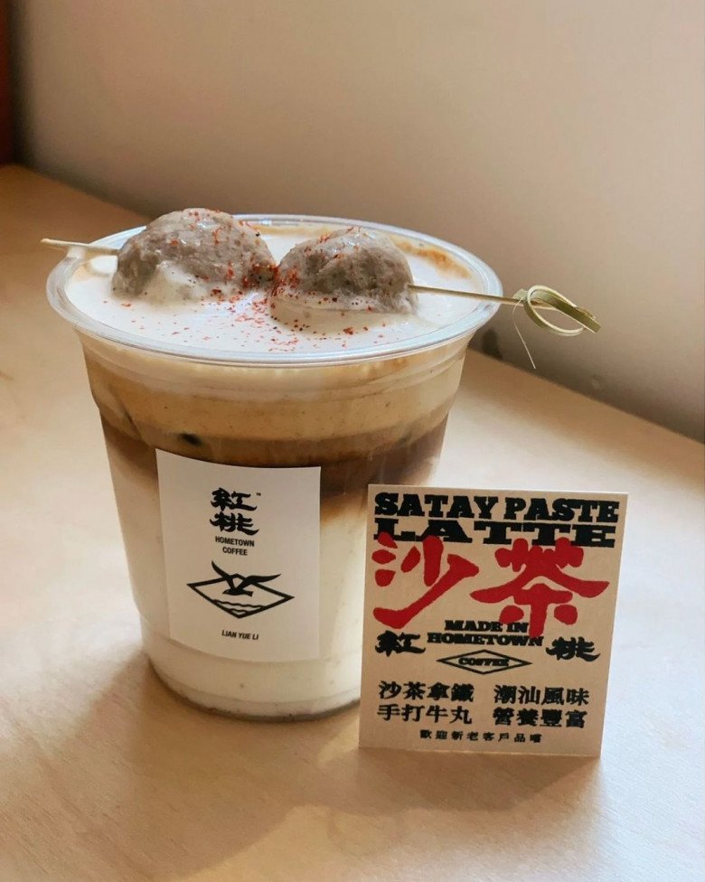 Tương tự, cà phê cá viên satay rắc thêm chút ớt bột cũng từng gây tranh cãi ở Trung Quốc.