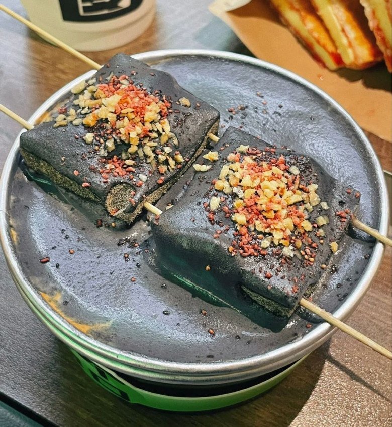 Bình thường, đậu hũ thối đã là một món ăn đường phố khó nhai đối với không ít du khách bởi mùi vị nhưng bây giờ nó còn được kết hợp với cà phê. Tuy nhiên, món uống này chỉ được bán theo thời gian nhất định.