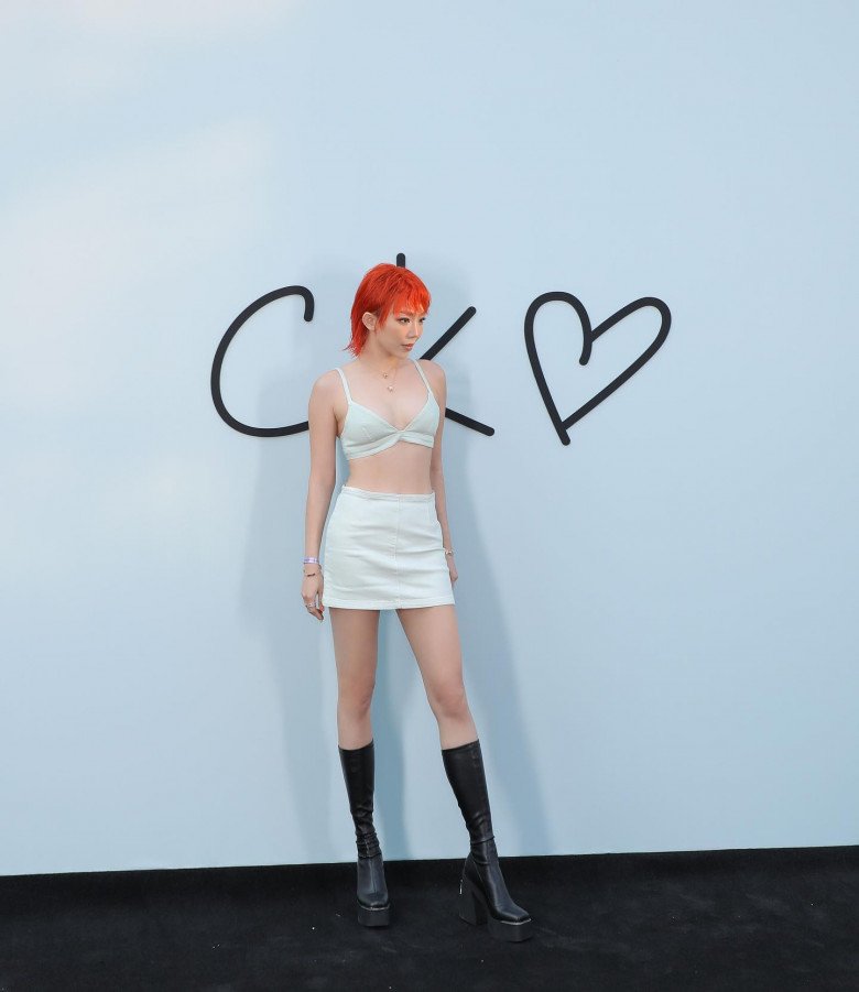 Tại sự kiện của Calvin Klein tổ chức tại Seoul, Hàn Quốc, nữ ca sĩ Có ai thương em như anh phối bra top với chân váy cùng màu vô cùng sexy rất phù hợp với mái tóc màu cam ngắn cá tính.