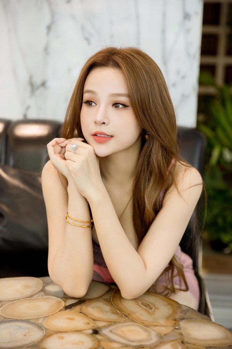 Huyền Baby hot trở lại sau Chị đẹp đạp gió rẽ sóng.