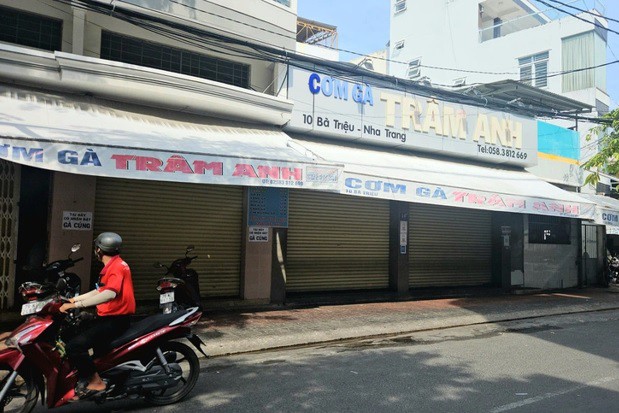 Quán cơm gà Trâm Anh bị đình chỉ hoạt động để phục vụ điều tra nguyên nhân.