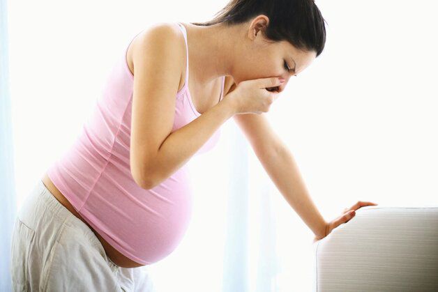 Một số triệu chứng khi mẹ bầu bị ngộ độc bao gồm cảm giác buồn nôn, đau bụng, tiêu chảy và khó tiêu. (Ảnh minh hoạ)