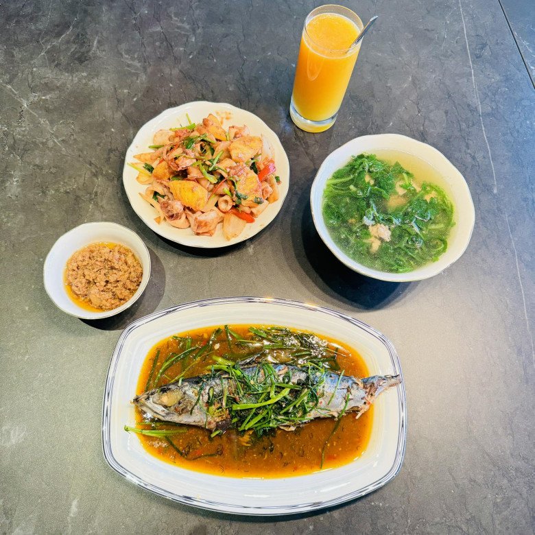 Bữa cơm này cơm này của bà xã Thành Trung nấu hấp dẫn với các món như mực xào dứa, cá sốt, canh rau nấu ngao, thịt băm chưng thêm ly nước cam bổ dưỡng.