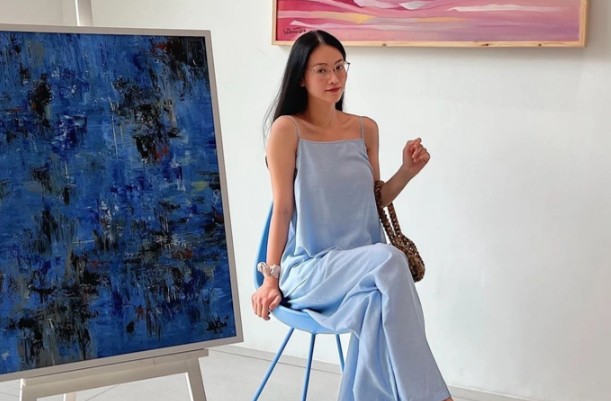 Lựa chọn màu sắc xanh pastel với áo hai dây và quần ống rộng, hoa hậu Phương Khánh không chỉ hack tuổi tốt mà vẫn ra dáng tiểu thư thanh lịch.