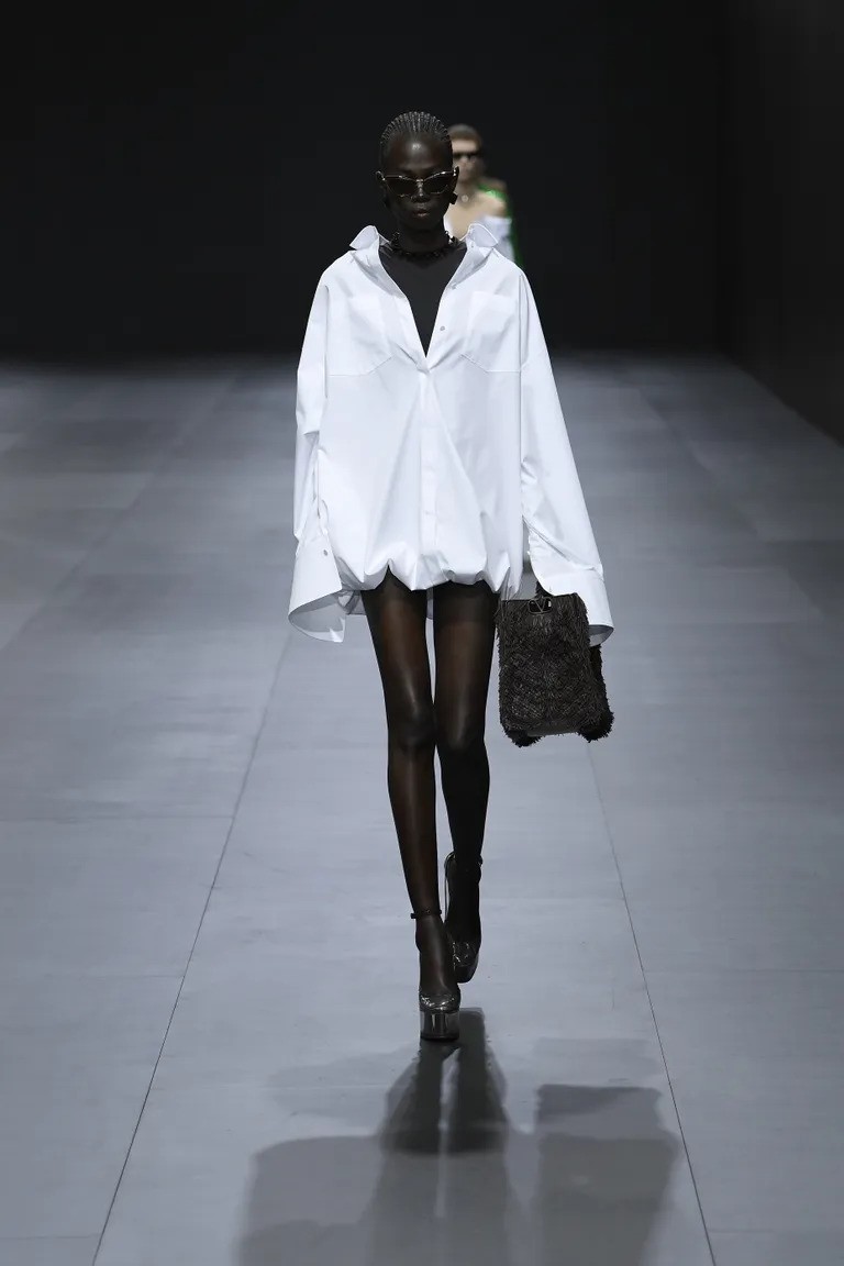 Một chiếc áo sơ mi trắng dáng dài cách điệu phần thân áo thành viền bong bóng tạo cảm giác độc đáo và thời trang.