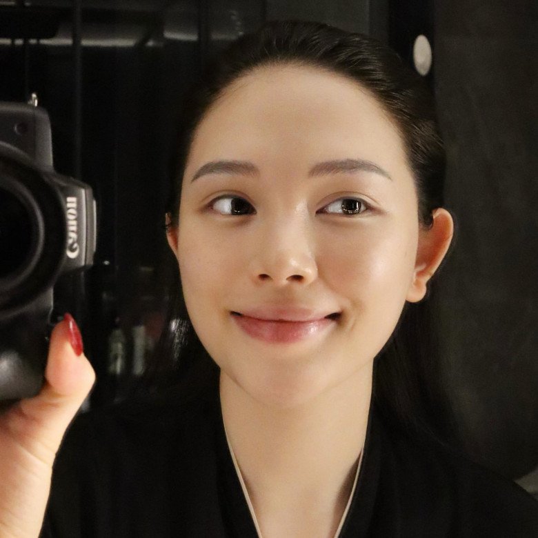 Chụp hình bằng máy ảnh cơ, Linh Rin tự hào với làn da mộc không một vết đốt của mình.