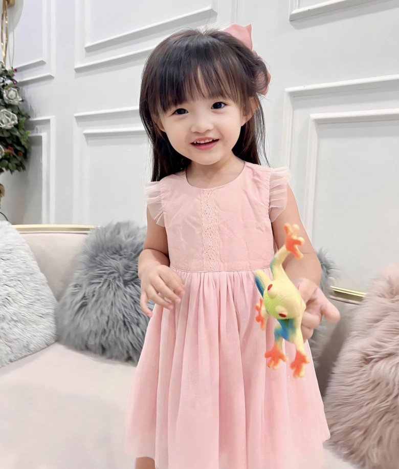 Winnie là nhóc tỳ con sao Việt sở hữu vẻ ngoài xinh xắn hệt tiểu mỹ nhân.