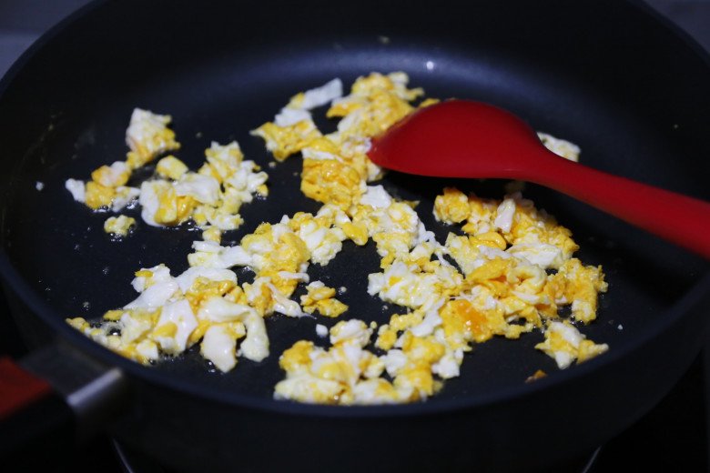 Làm miến xào trứng ăn sáng, nhớ làm điều này trước khi cho vào chảo, miến tơi không dính bết - 4