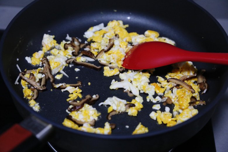 Làm miến xào trứng ăn sáng, nhớ làm điều này trước khi cho vào chảo, miến tơi không dính bết - 5