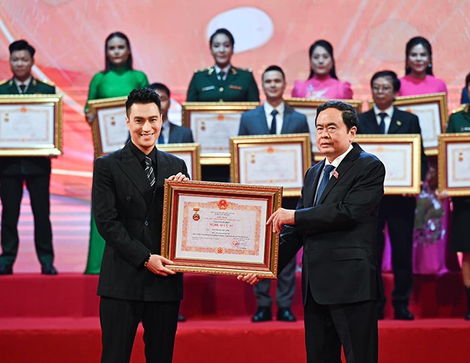 Diễn viên Việt Anh được trao tặng danh hiệu Nghệ sĩ ưu tú.