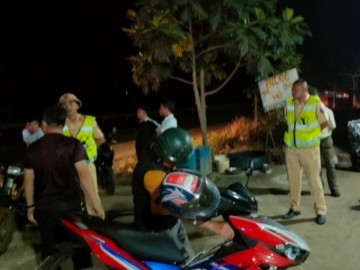 Lâm Đồng: Khống chế nam thanh niên lao vào xe ô tô đòi tự tử