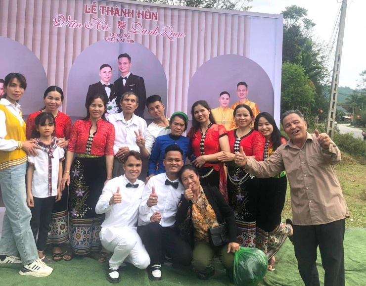  Niềm vui nhân đôi khi chuyện tình của 2 chàng trai được mọi người ủng hộ.