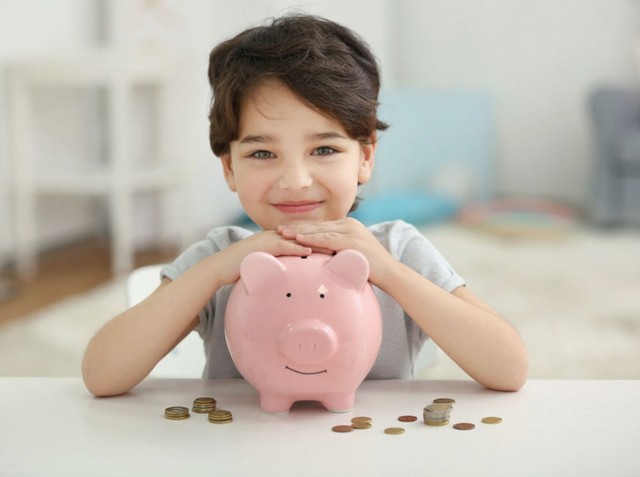 Không bao giờ là quá sớm cho việc giáo dục con về tiền bạc. Trong quá trình lớn lên của trẻ, sự thiếu nhận thức đúng đắn về tiền bạc khiến trẻ không hiểu hết ý nghĩa của đồng tiền, không biết cách sử dụng tiền và dễ sai lầm. Ảnh minh hoạ