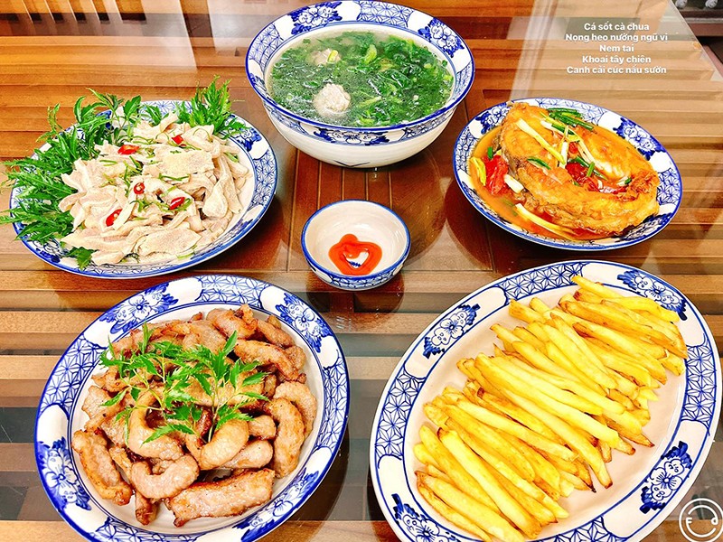 Một bữa ăn hấp dẫn của chị Hằng gồm: Thịt nọng nướng ngũ vị, cá sốt cà chua, khoai tây chiên, nem tai thính, canh cải cúc nấu sườn.


