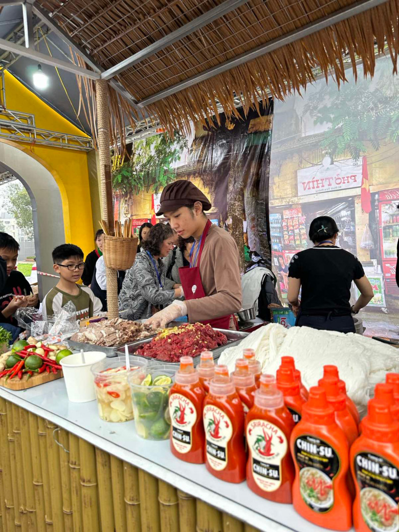 Tương ớt CHIN-SU Sriracha bên cạnh các gia vị khác khi nêm nếm cùng phở