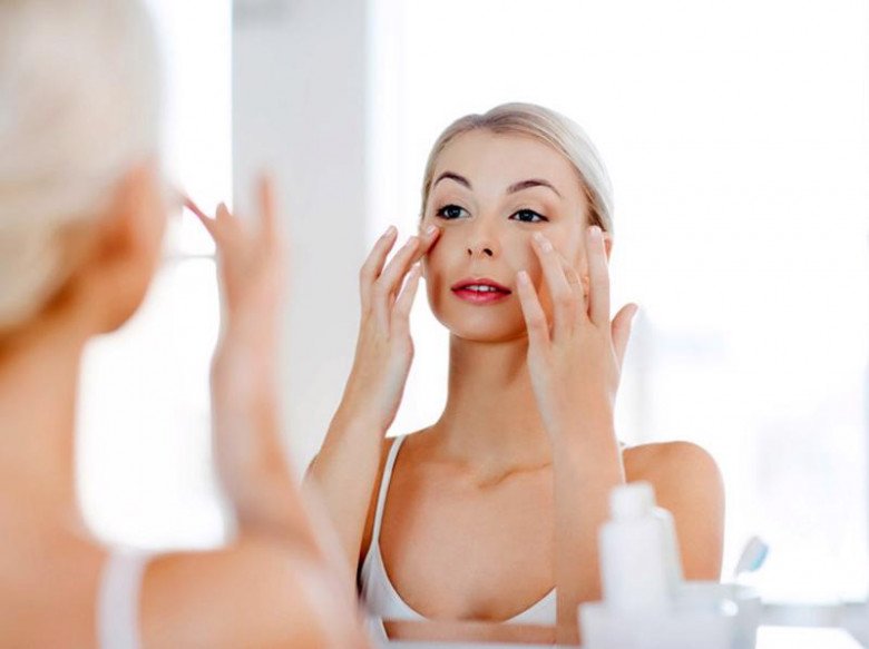 Phụ nữ biểu hiện dấu hiệu lão hóa rõ rệt ở hai thời điểm. (Ảnh minh họa).