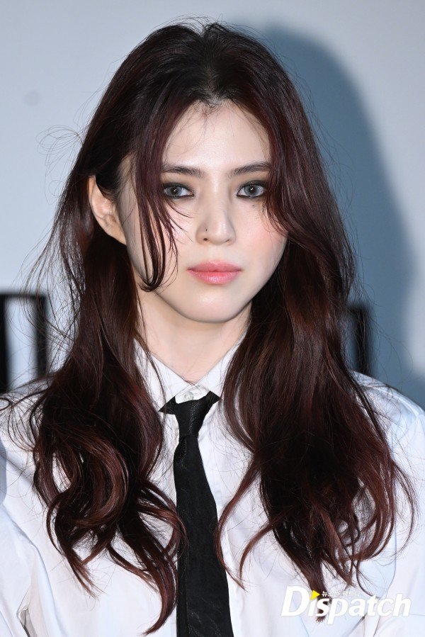 Dẫu vậy, nếu đánh giá dưới góc độ trang điểm và làm đẹp thì kiểu trang điểm mắt với lens sáng màu, kẻ eyeliner đậm luôn khiến cho gương mặt nữ giới thêm phần dữ.