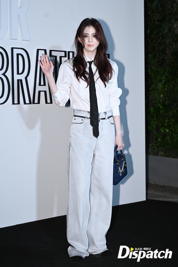 Han So Hee từng xúng xính với đôi mắt kẻ đậm chất Rock trong sự kiện tháng 9 năm ngoái.