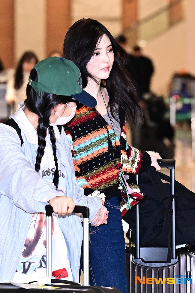 Các chuyên trang của Hàn Quốc đã đón được Han So Hee tại sân bay. Trông cô rạng rỡ với phong cách ăn mặc cá tính và một làn da trắng sứ xinh đẹp.