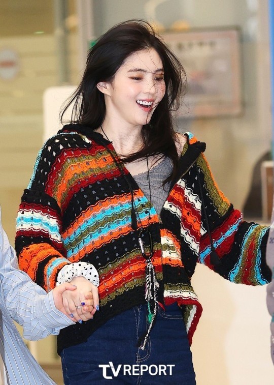 Thú vị hơn chính là biểu cảm của nữ diễn viên luôn ở thế ngẩng cao đầu. Người đẹp buông xoã tóc bay theo gió và có trang điểm rất cầu kì.