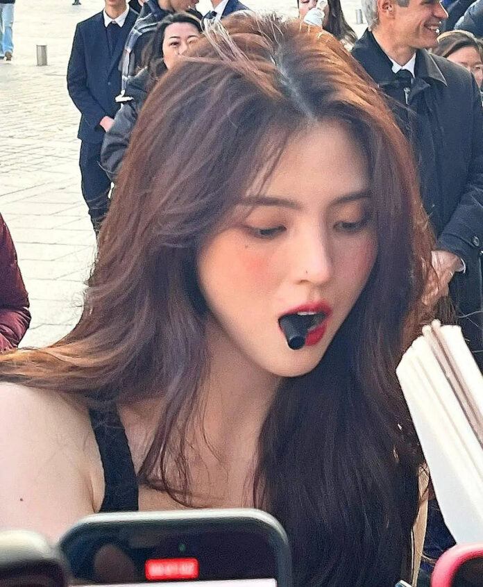 Còn nhớ lần xuất hiện tại tuần lễ thời trang châu Âu vừa rồi, Han So Hee đã làm rúng động truyền thông với màn cắn bút thần sầu. Mọi ống kính quay chụp cô tại hiện trường đều không có góc chết.