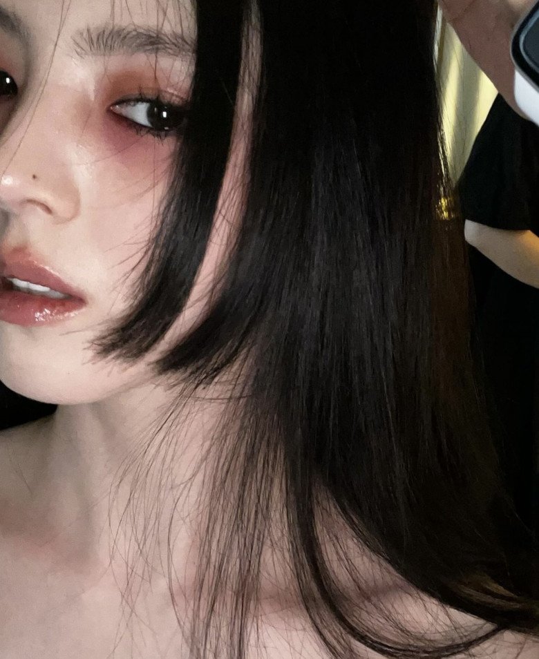 Tuy nhiên, cũng chính vì phong cách trang điểm này, cộng với làn da trắng sứ mà cô nàng lại đang gặp sóng gió tại bữa tiệc DJ. Nhiều người cho rằng, mắt của Han So Hee luôn trong tình trạng trợn.