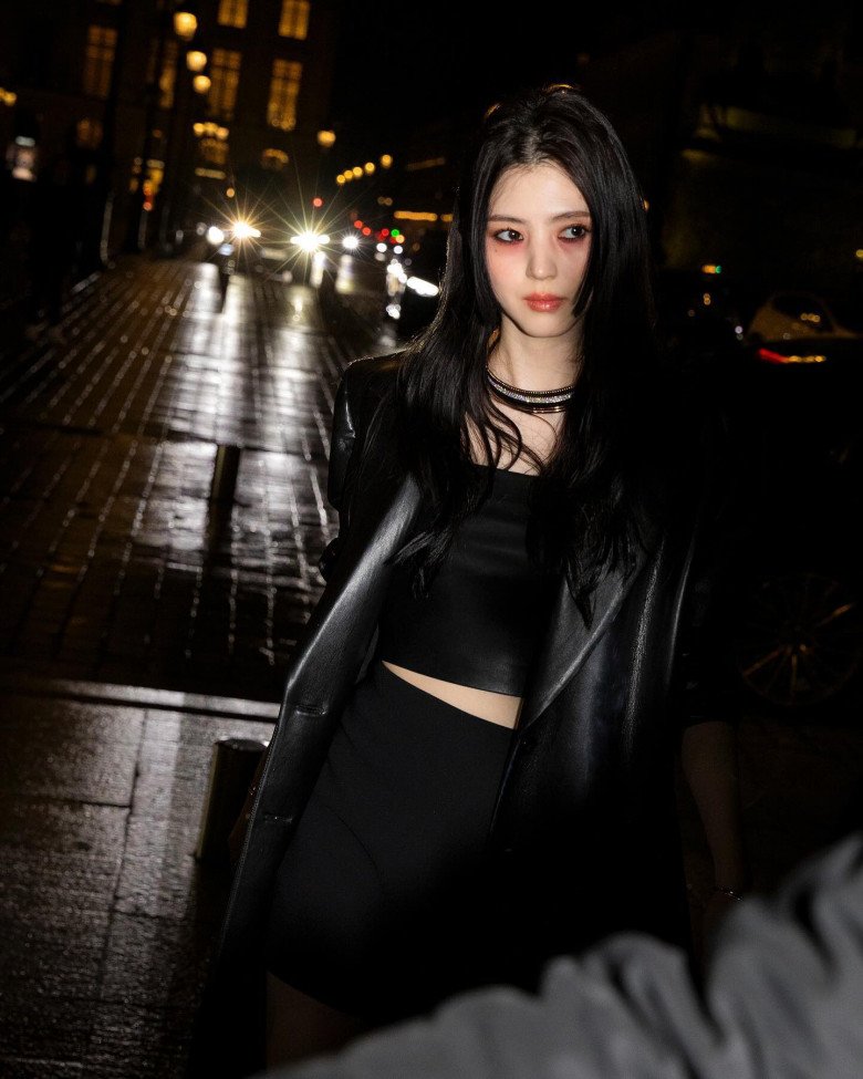  Han So Hee tham dự sự kiện của Boucheron tại Paris, Pháp và mỹ nhân xứ Hàn vẫn tiếp tục trở thành tâm điểm chú ý từ cộng đồng mạng với đôi mắt đánh mắt khói tone đỏ rượu.