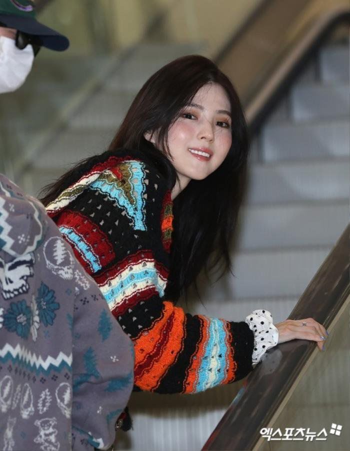 Cô còn rạng rỡ cười với ống kính truyền thông. Chụp hình từ góc độ này lại càng thấy rõ, layout make-up của nữ diễn viên rất đáng để học hỏi.