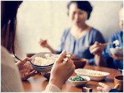 Bà bầu - Con dâu ốm nghén không ăn được gì, nhìn mâm cơm mẹ chồng nấu cho mà rơi nước mắt