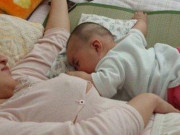 Yêu con - Con 1 tuổi quá bám bà nội, mẹ xem camera giám sát thì nổi điên