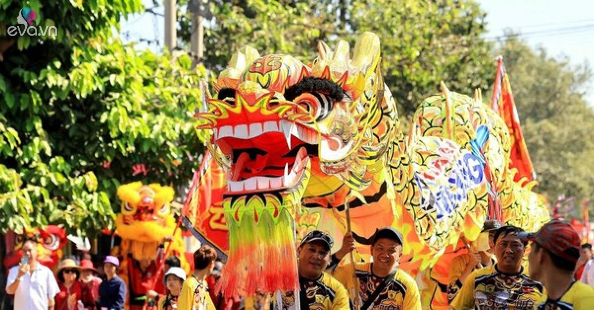 Hàng ngàn người xuống phố xem ‘con rồng lớn nhất Việt Nam’