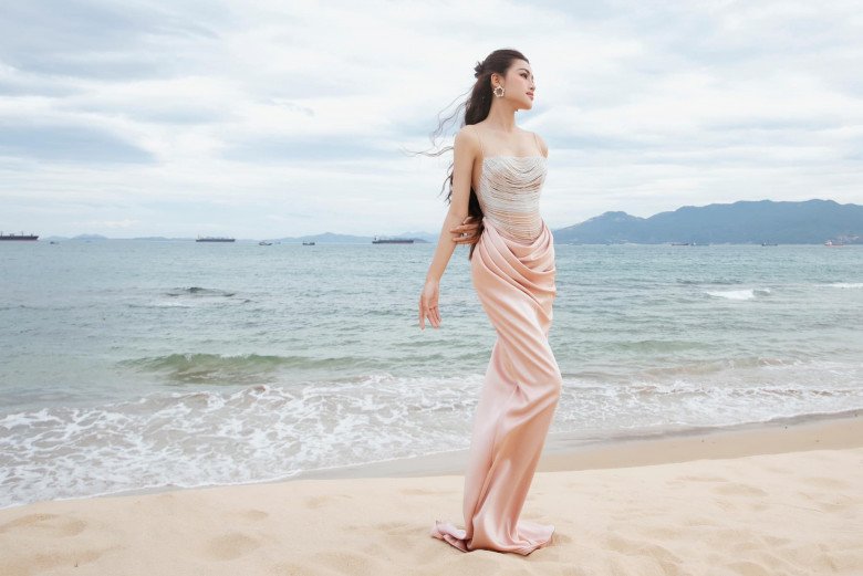 Á hậu Minh Thư diện váy lụa với điểm nhấn là dải sequin lấp lánh ở thân áo, hóa thân thành nàng tiên cá bên bờ biển.