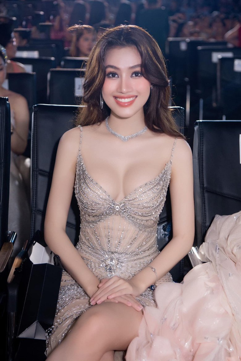 Xuất hiện tại sự kiện của Miss World Vietnam 2023, Á hậu Minh Thư thu hút ống kính khi diện đầm đính đá xuyên thấu mỏng manh khoe núi đôi hoàn hảo. Nhan sắc xinh đẹp với nụ cười rạng rỡ của cô nàng mê hoặc người đối diện.