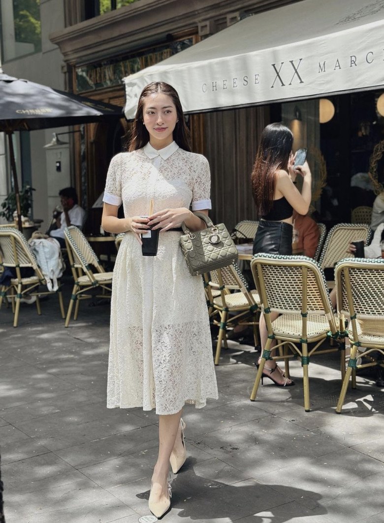 Hoa hậu Lương Thùy Linh chọn váy ren có phần cổ dựng tạo cảm giác lịch thiệp và trang nhã. 