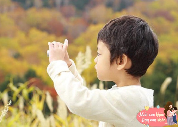 Một đứa trẻ thông minh thường thể hiện sự năng động và suy nghĩ chủ động.