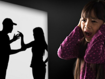 Nữ sinh nhiều lần tự hủy hoại bản thân rồi phải nhập viện tâm thần, biết nguyên nhân bố mẹ chỉ tự trách mình