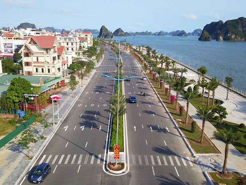 Đây là con phố đắc địa ở Quảng Ninh với view ra vịnh Hạ Long và những dãy biệt thự đẹp mắt. Tuyến đường này dài khoảng 5km, được xem là một trong những con đường đẹp nhất ở Hạ Long.
