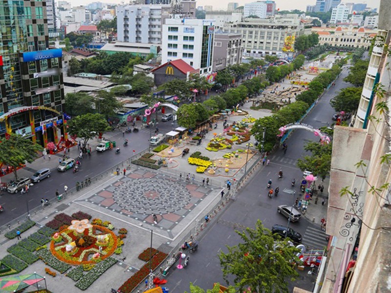 Trên trục đường Lê Lợi toạ lạc nhiều văn phòng cao cấp, khách sạn và trung tâm thương mại sang trọng. 

