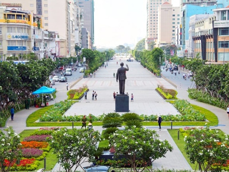Tuyến đường Nguyễn Huệ được mệnh danh là phố đi bộ hiện đại nhất cả nước, có giá đất mặt tiền dẫn đầu TP.HCM, bình quân 1,1 tỷ đồng mỗi m2.
