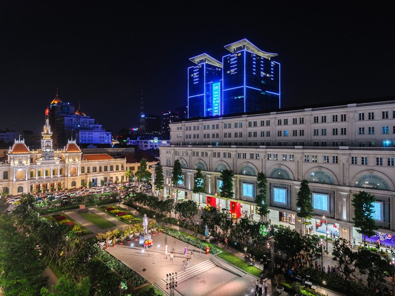 Phố đi bộ Nguyễn Huệ có chiều dài 670m, rộng 64m với toàn bộ khu vực quảng trường đều được lát đá granite hiện đại và sạch sẽ. Dọc con phố là những hàng cây xanh mát, 2 đài phun nước lớn, thu hút du khách trong và ngoài nước.
