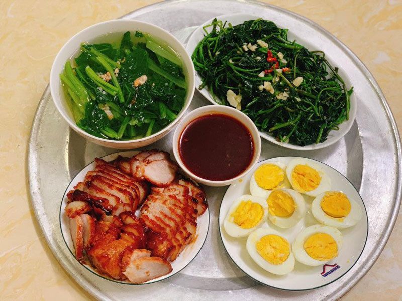 Bữa ăn đơn giản này gồm: Thịt xá xíu, trứng luộc, rau muống xào tỏi, canh rau cải. (Ảnh Thu Hằng - Hải Phòng).
